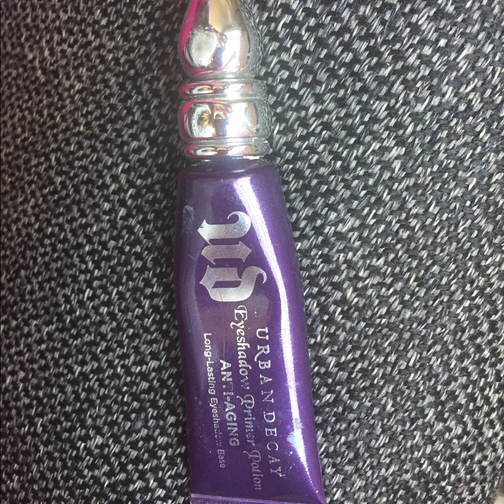URBAN DECAY EYESHADOW PRIMER
